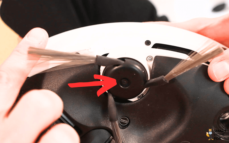 Die Seitenbürste des Dreame X40 Ultra ist in der Nahaufnahme zu sehen.